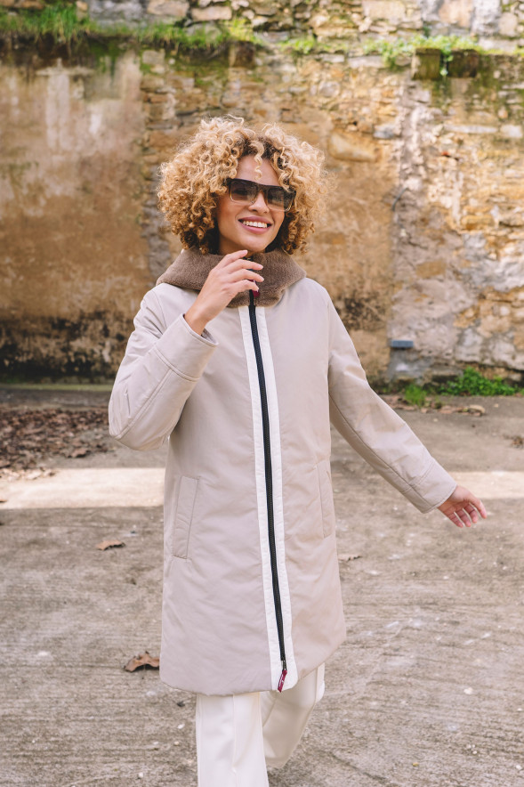 Parka acolchada beige con capucha efecto pelo