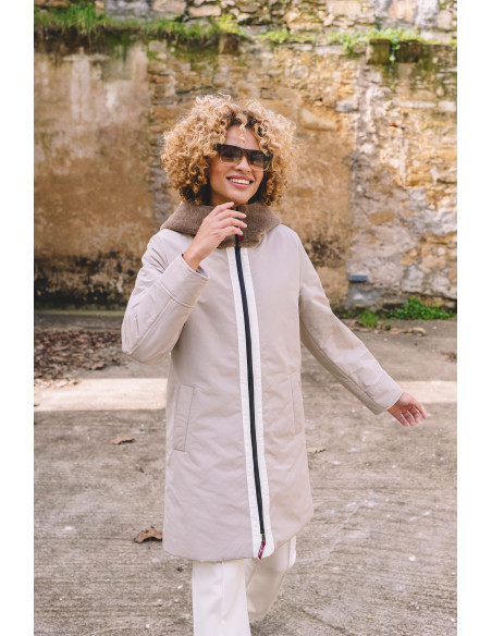 Parka acolchada beige con capucha efecto pelo