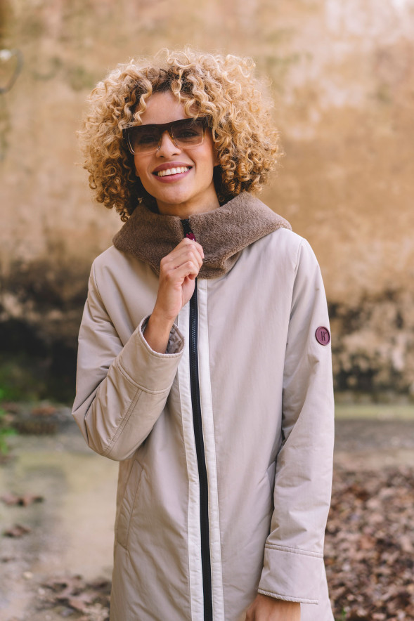 Parka acolchada beige con capucha efecto pelo