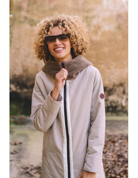 Parka acolchada beige con capucha efecto pelo