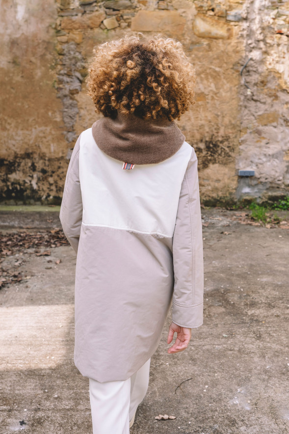 Parka acolchada beige con capucha efecto pelo