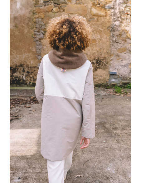 Parka acolchada beige con capucha efecto pelo