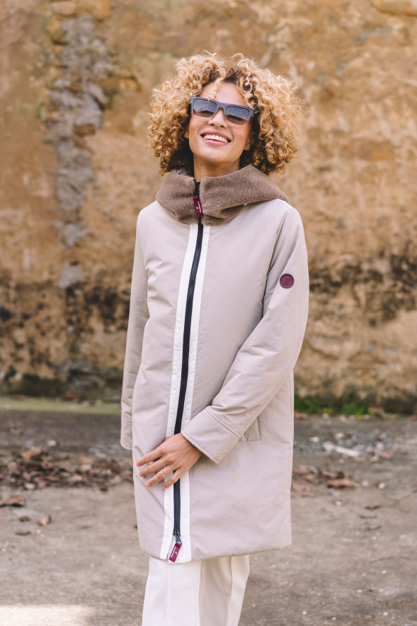 Parka acolchada beige con capucha efecto pelo