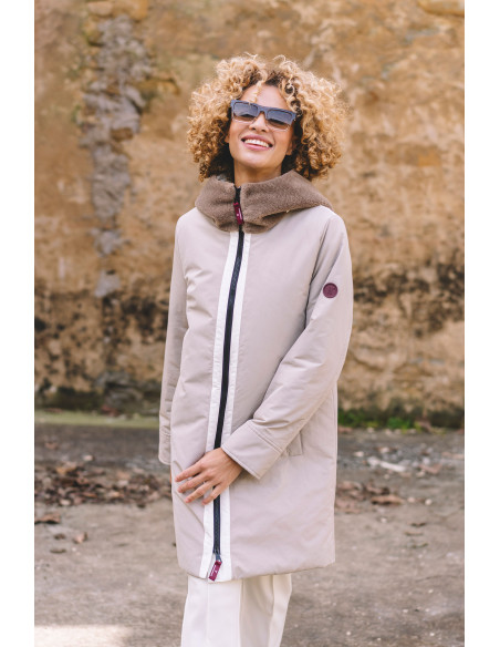 Parka acolchada beige con capucha efecto pelo